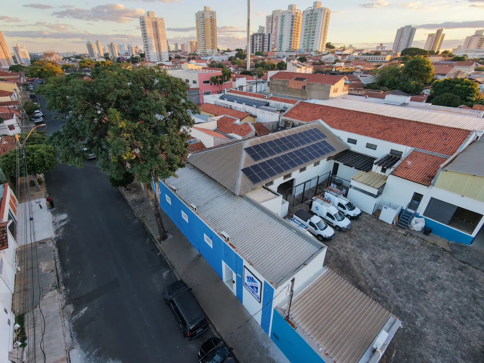 Vista aérea da sede da TM Ar Condicionado em Piracicaba com painéis solares no telhado