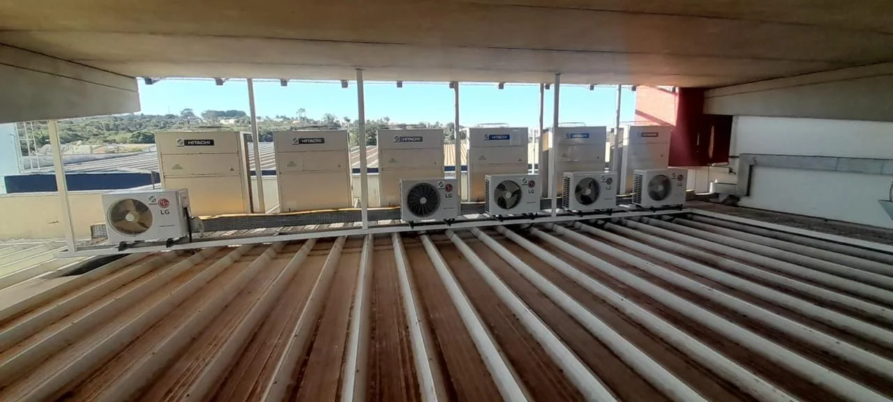 Fileira de equipamentos self-contained e condensadoras instaladas em área técnica elevada