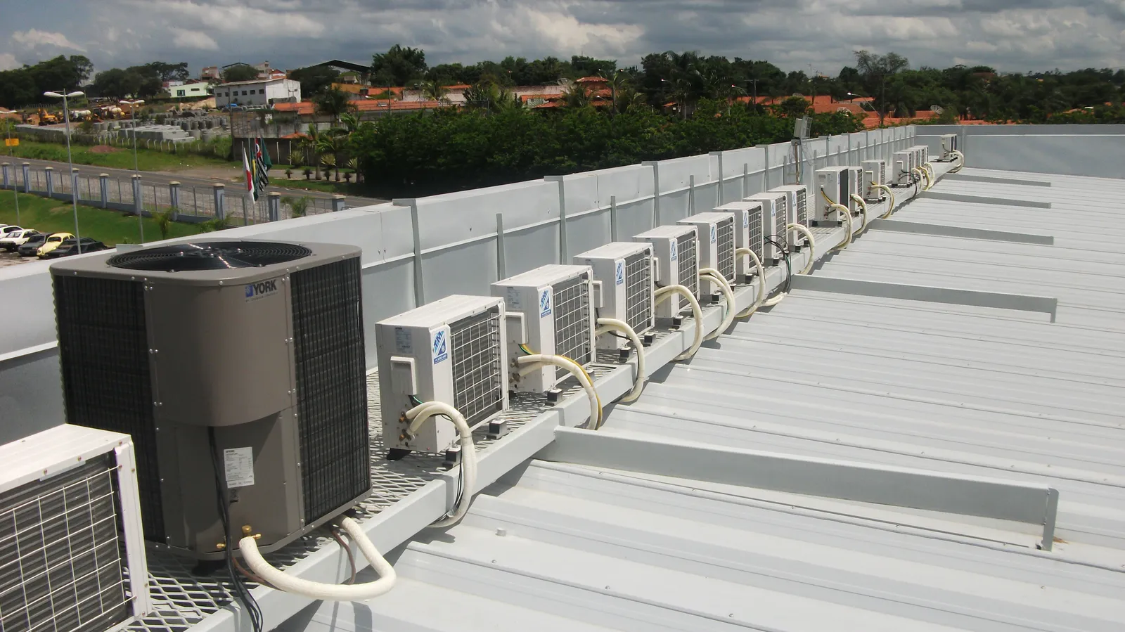 Plataformas técnicas de manutenção com fileira de condensadoras em obra industrial